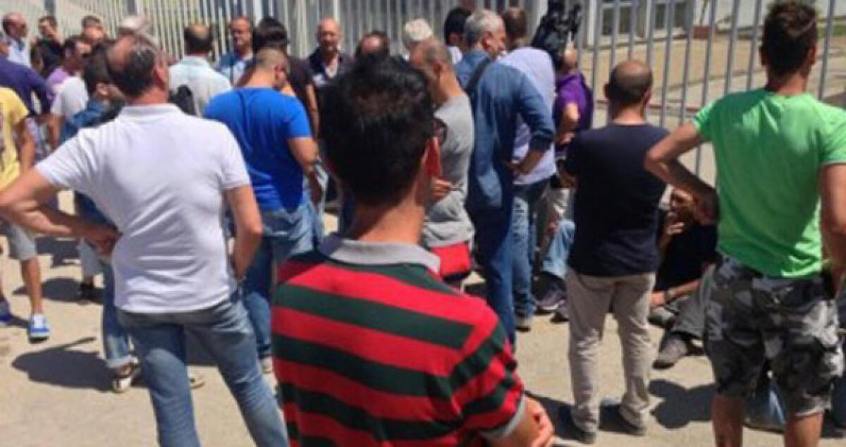 La protesta dell'indotto si sposta a Roma? Lavoratori pronti a scendere in piazza - 