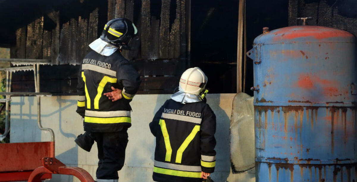 Fuoco in un magazzino, le fiamme in contrada Priolo Sottano: i carabinieri cercano di risaliere al proprietario - 