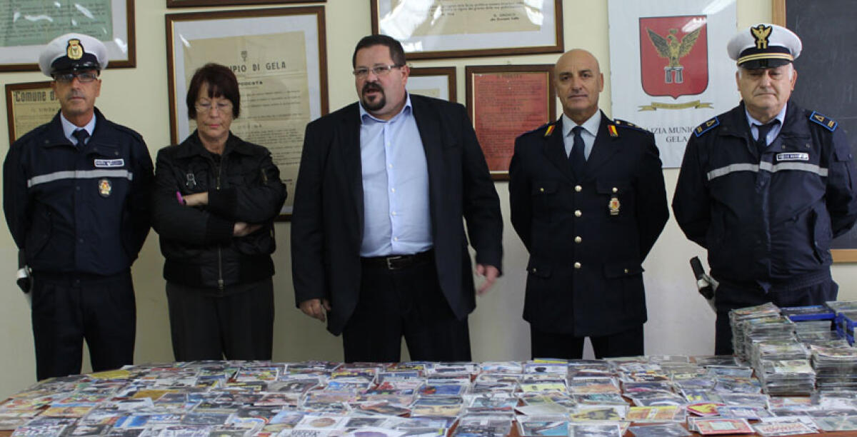 Controlli tra le bancarelle del mercato, ambulanti in fuga perdono una copia del Corano - 