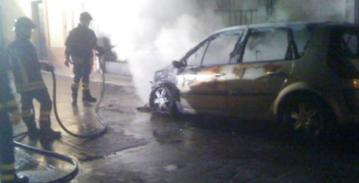 Fiamme in via Ticino, distrutta la Scenic di una donna romena: si segue la pista dolosa - 