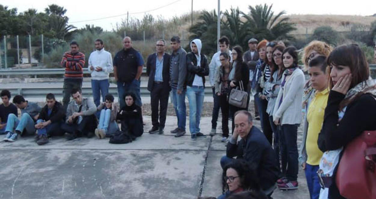 "Dov'è la città?", lo sfogo degli operai dell'indotto in protesta: Messinese e Crocetta scrivono al governo - 