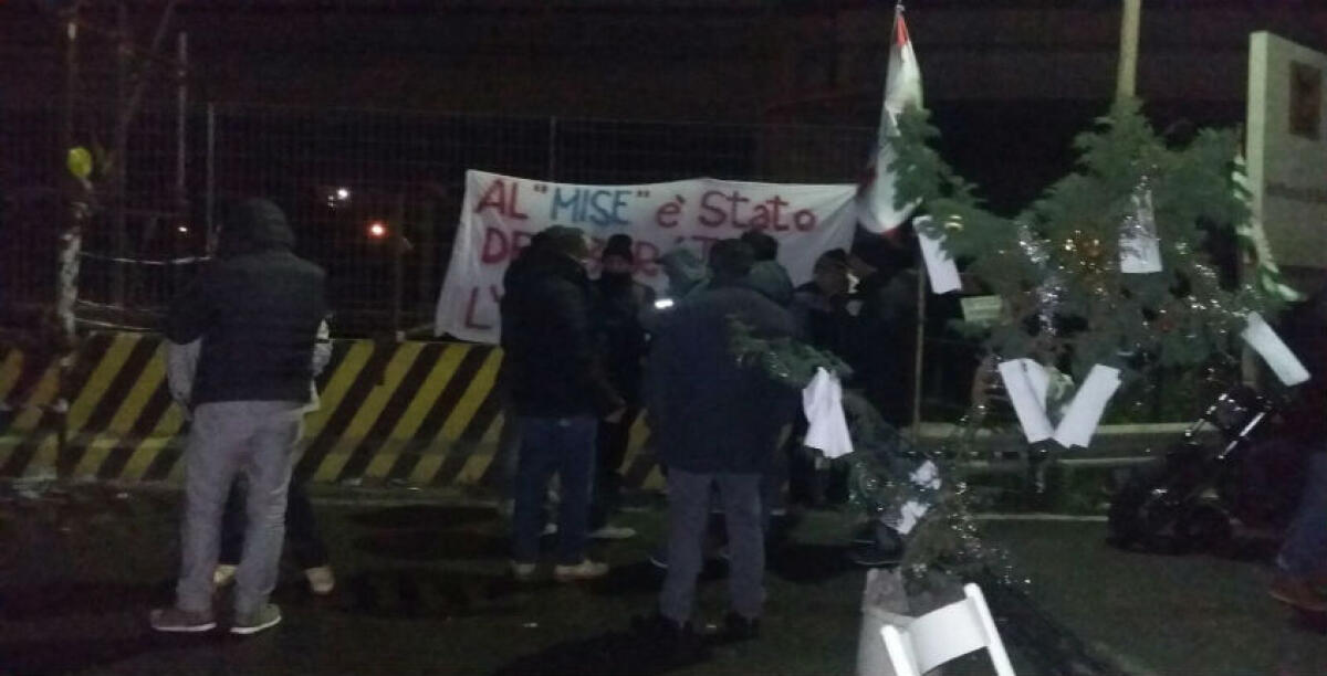 La protesta dell'indotto, "stop a tasse e rate per i licenziati" e i metalmeccanici scrivono al prefetto - 