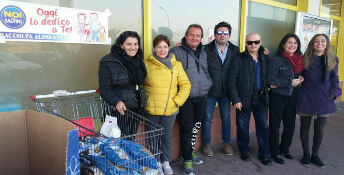 Generi alimentari per decine di famiglie in difficoltà, gli attivisti di Noi con Salvini davanti ai supermercati - 