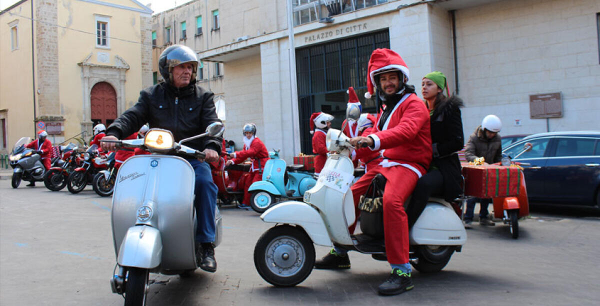 Babbo Natale arriva...in Vespa, il tour lungo la città si ferma in centro storico - 