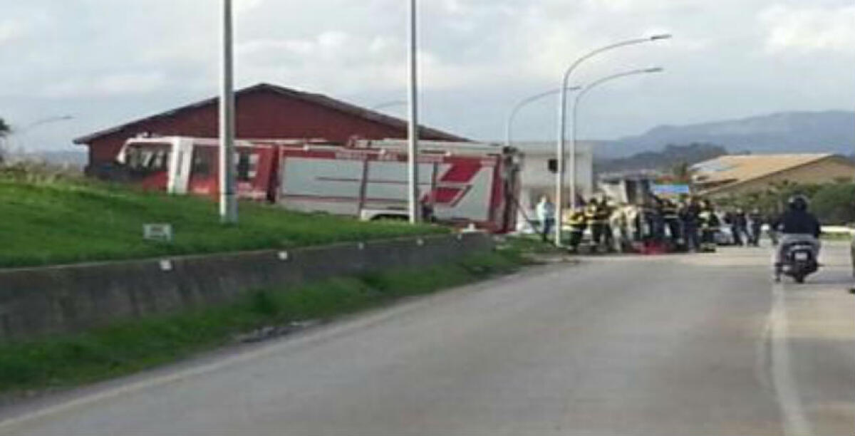 Un altro incidente lungo la Gela-Manfria, una Dacia impatta contro un muretto: illesi gli occupanti - 
