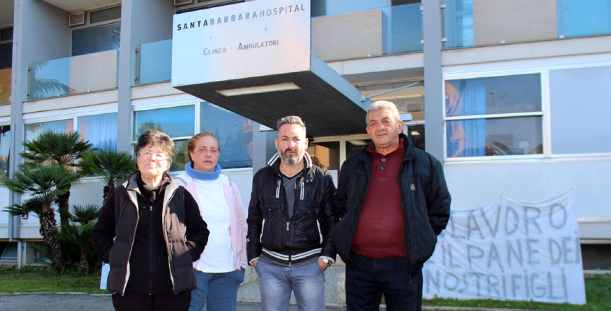 Nove operatori licenziati, prosegue la protesta davanti la clinica "Santa Barbara" - 