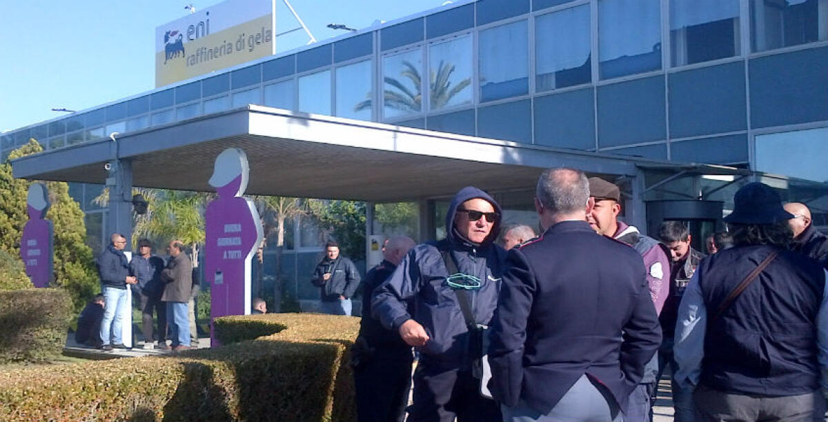Ancora licenziamenti nell'indotto Eni, 35 tagli alla Sudelettra: operai davanti agli uffici Eni - 
