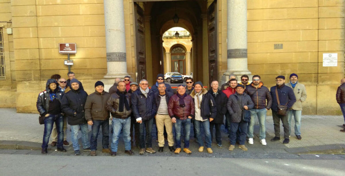 L'Elettroclima smobilita e i 68 operai licenziati protestano in Prefettura: convocato un vertice con Eni - 