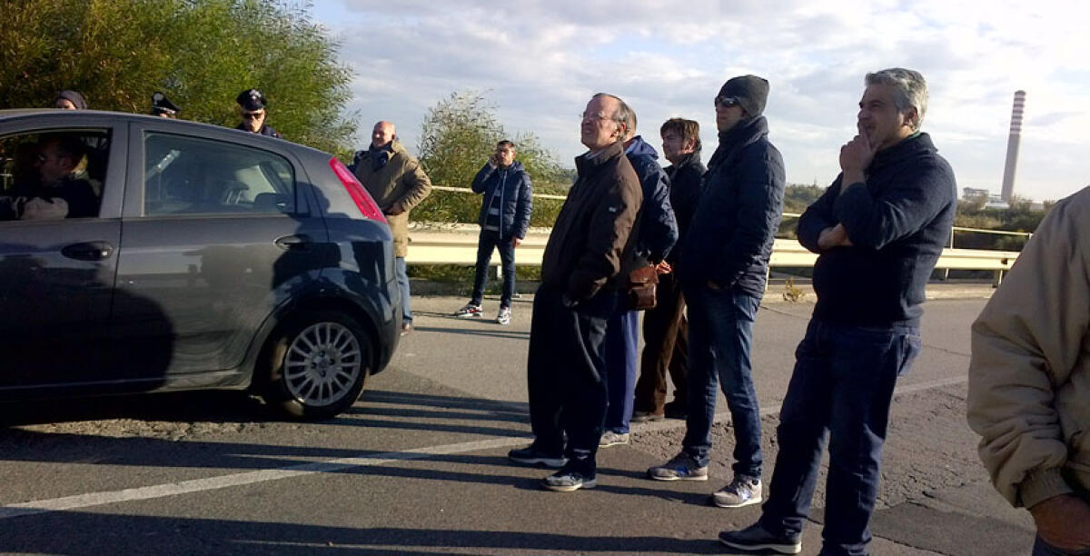 Tensione indotto, gli ex operai di Elettroclima e Nuova X Gamma bloccano via Cascino e via Mare - 