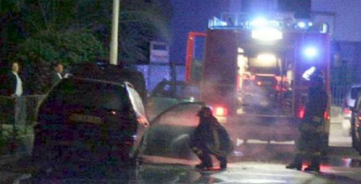 Fiamme in via Feace, il rogo danneggiata l'auto di un operaio: sul posto polizia e vigili del fuoco - 