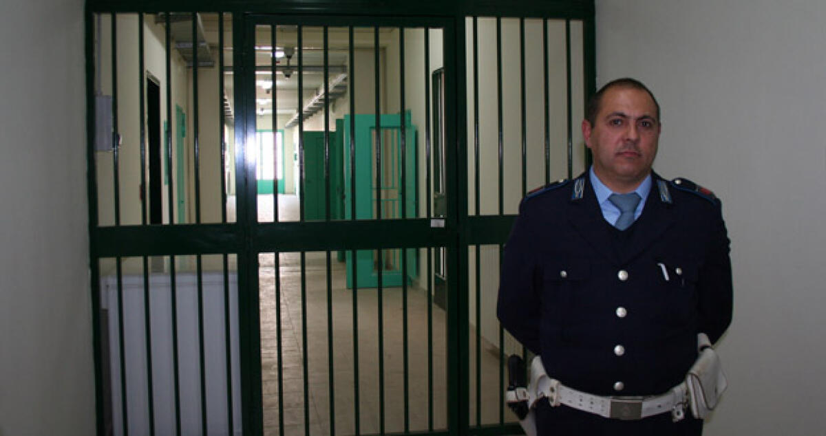 Due agenti colpiti in carcere, accuse ad un giovane detenuto per droga: chiesta la condanna - 