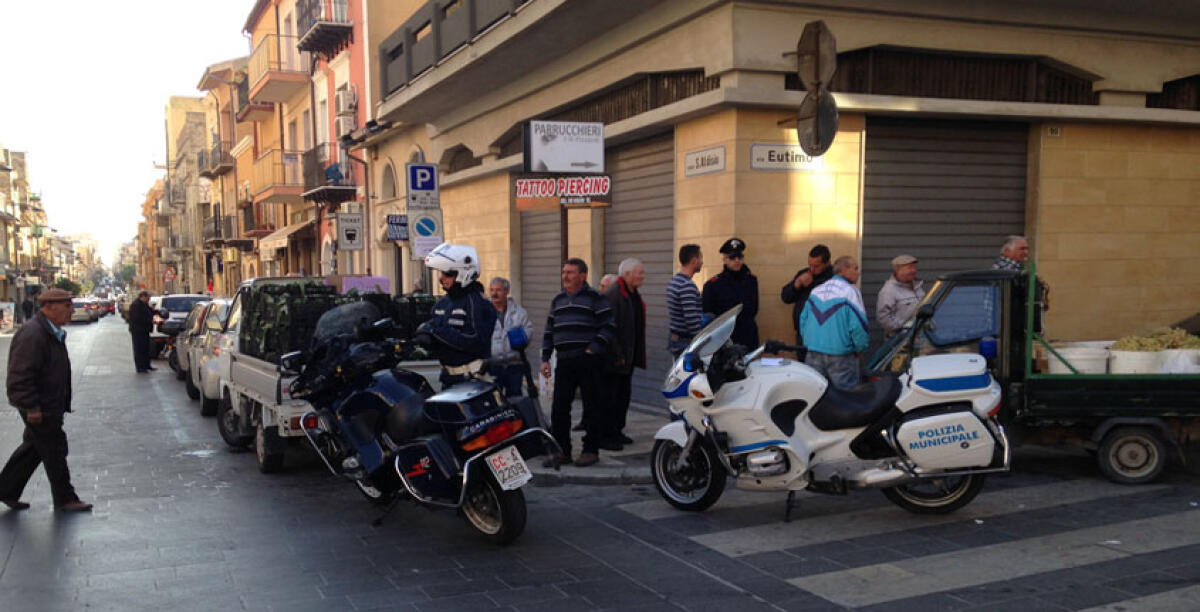 Blitz anti abusivismo commerciale, sgomberati gli ambulanti di corso Aldisio - 
