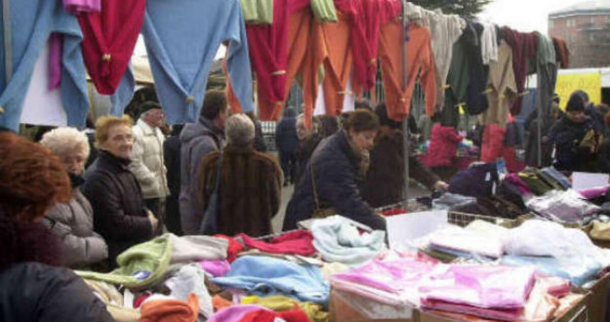 Controlli al mercato settimanale, scattati gli accertamenti tra i banconi alimentari - 