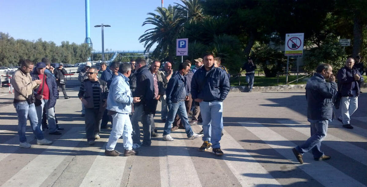 Operaio ustionato in una vasca in raffineria, cadono le accuse al caposquadra: definitiva l'assoluzione - Operai dell'indotto Eni