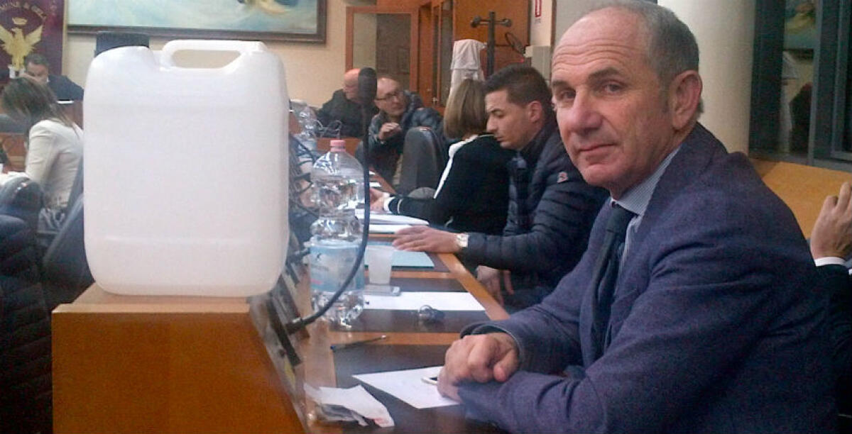 Il consiglio comunale rinviato dopo la notizia dell'omicidio Sequino, in aula si protestava per l'acqua - 