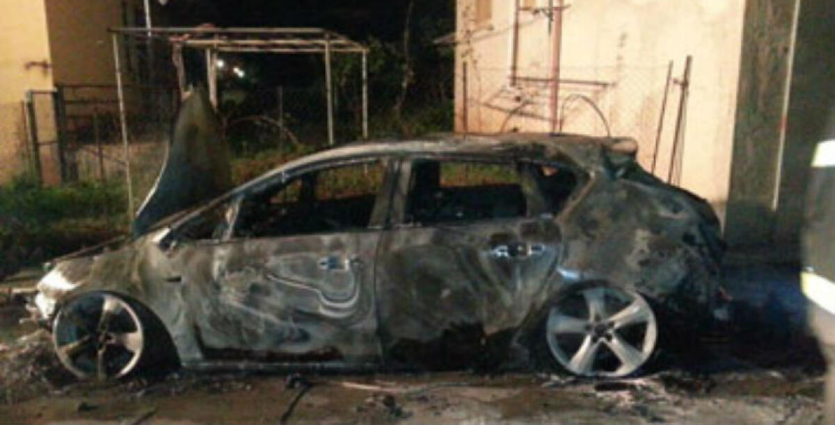 In fiamme l'Opel di un sessantottenne, nella notte l'incendio in piazza Eleusi - 