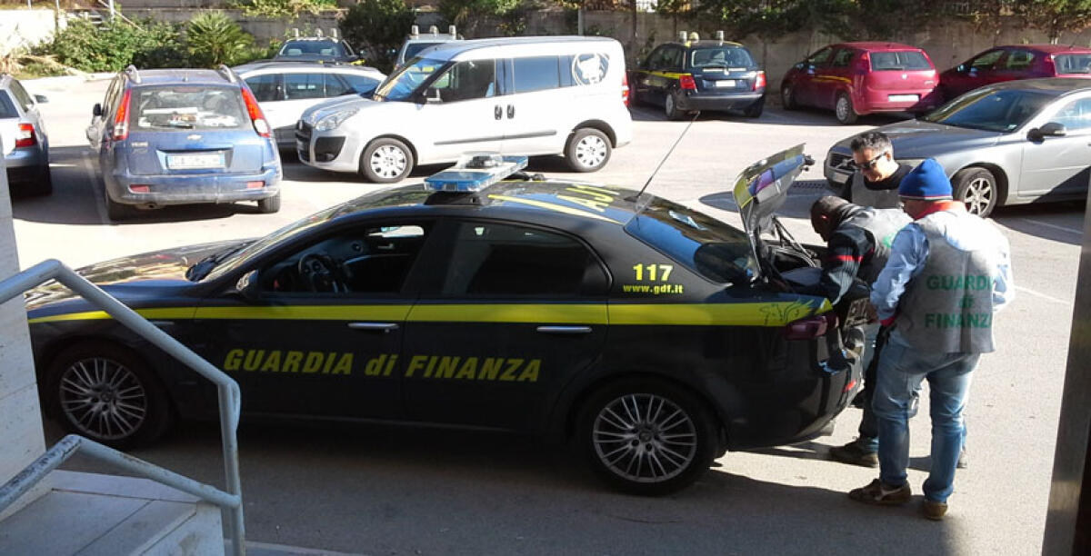 Pirateria informatica, la finanza scova una centrale a casa di un commerciante: sequestrati pc e dvd - 