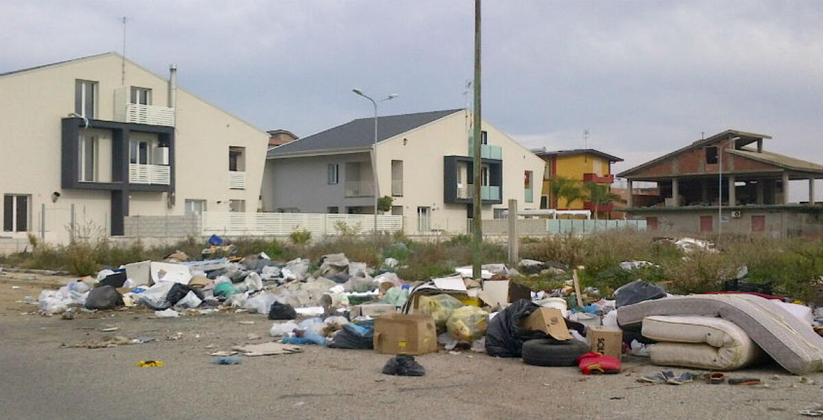 Una discarica abusiva a ridosso delle nuove villette, i rifiuti sparsi a Cantina Sociale - 