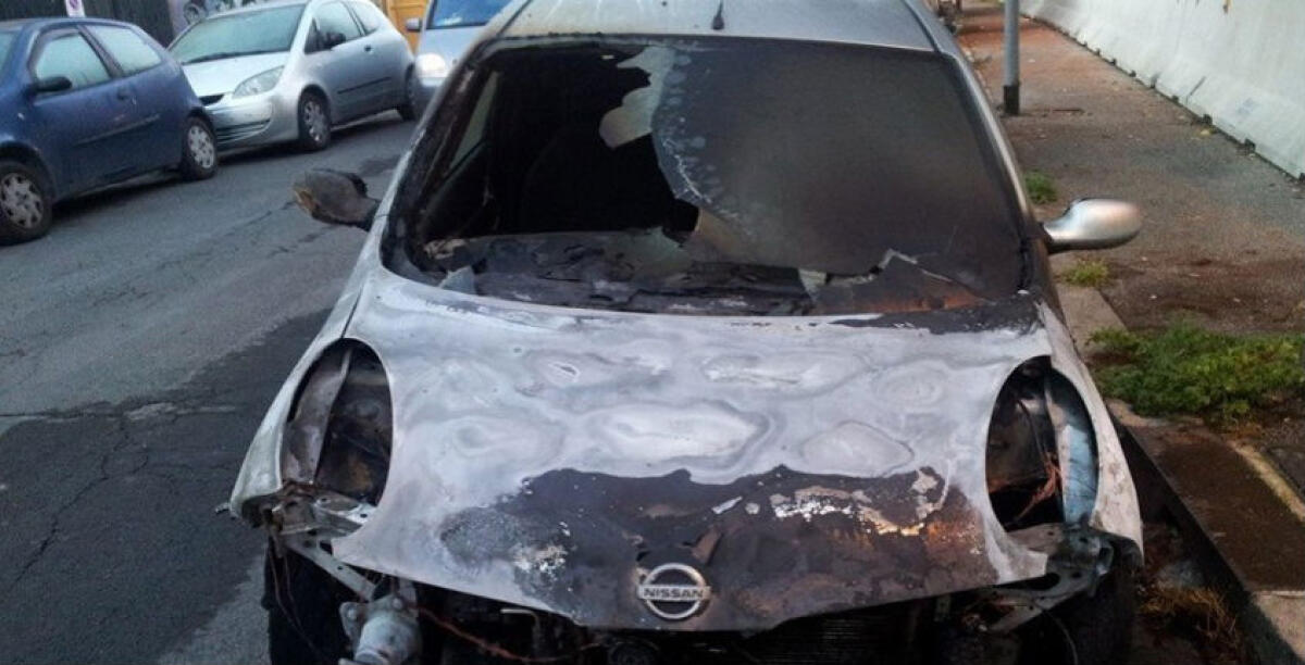 Una Nissan Micra distrutta dalle fiamme, il rogo nella notte in via Crispi - 