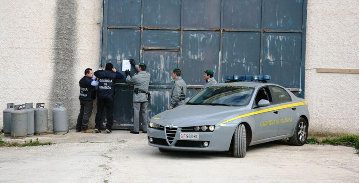 Tre tonnellate di bombole di gpl in un garage residenziale, la finanza denuncia 4 persone - 
