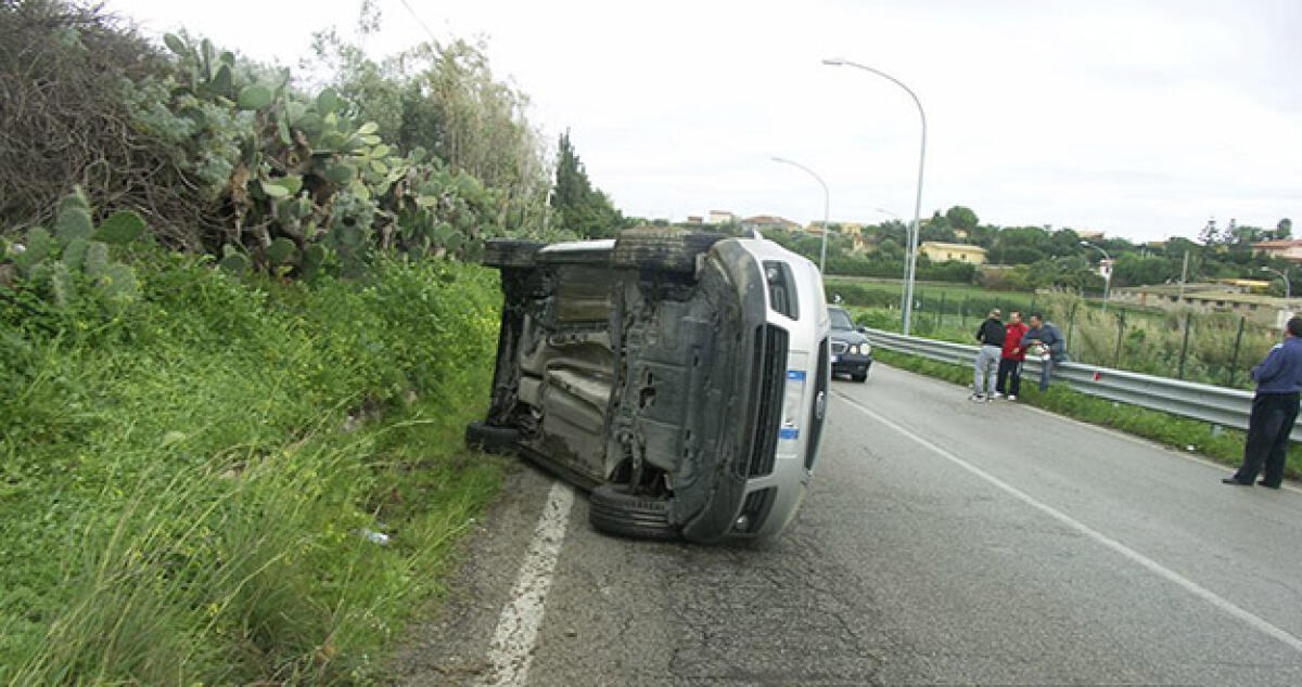 Fuori strada sulla Gela-Manfria, macchina distrutta e tanta paura per due ex calciatori del Macchitella Gela - 