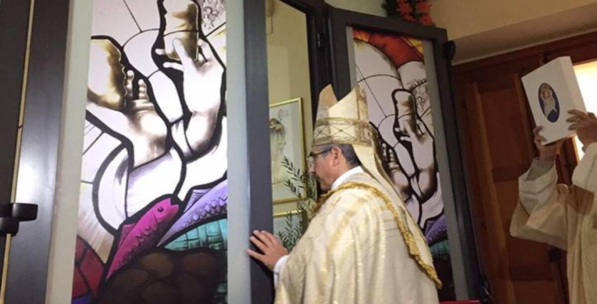 Il vescovo apre la Porta Santa: "Ognuno scelga un povero da accudire, amare ed aiutare" - 