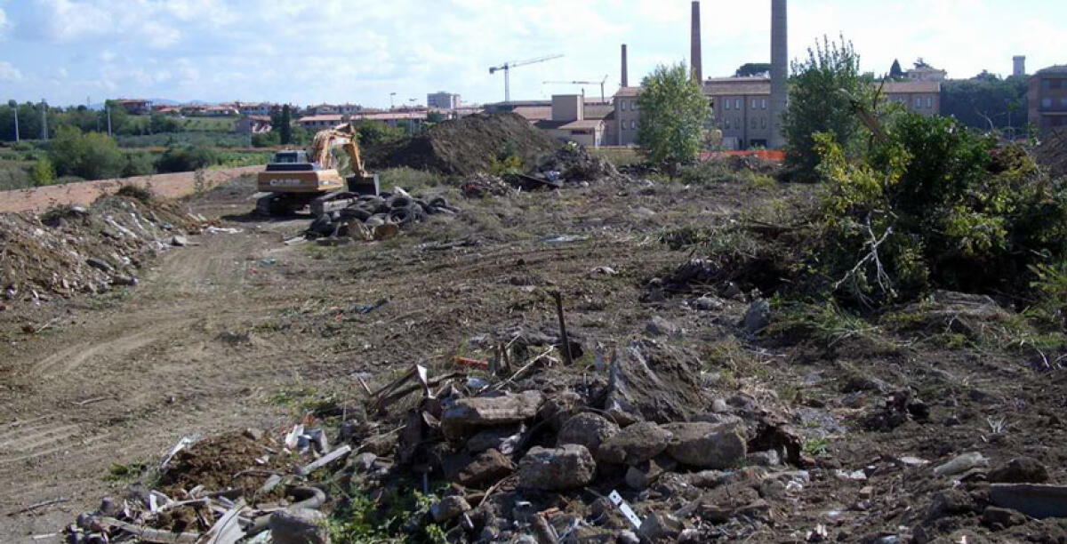 Scarti di laterizi e rifiuti speciali all'aperto, denunciato il titolare di una fornace - 