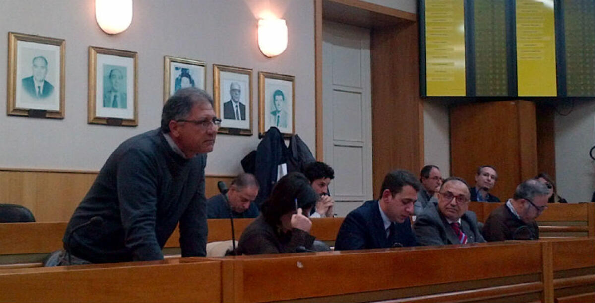 Le mense scolastiche ferme, "c'è il rischio di un danno erariale": in aula anche i dubbi sui loculi a Farello - 