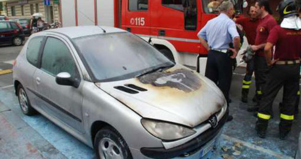 In fiamme la Fiat 600 di una trentaseienne, il rogo nella notte in via Benedetto Croce - 