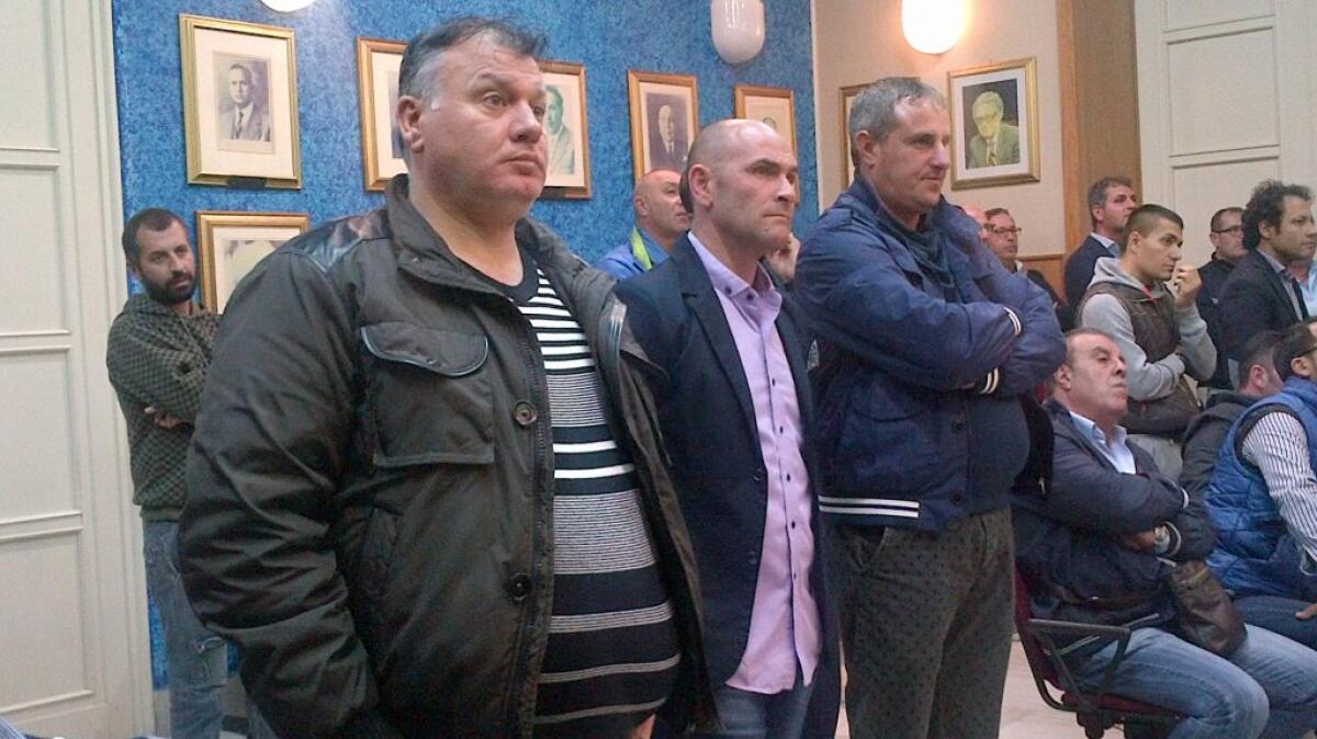 Ventotto operai aspettano solo una firma, la rabbia dei lavoratori della raccolta rifiuti: sono ancora fermi - 