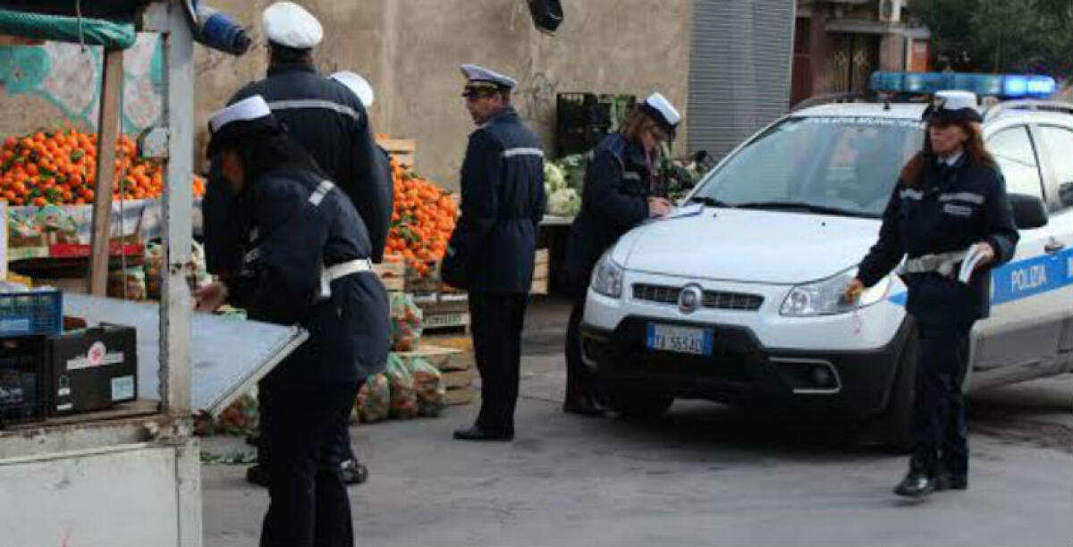 Suolo pubblico occupato senza permessi, nuovo blitz contro gli ambulanti: scattano i verbali - Controlli della polizia municipale ad ambulanti di frutta e verdura