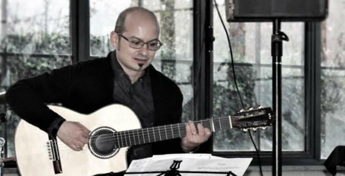 La chitarra di Martines a palazzo Pignatelli, i suoni della tradizione proposti dagli Amici della musica - 