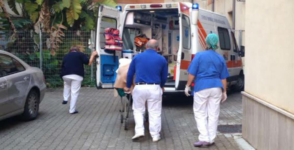Tensione al pronto soccorso, un medico aggredito da un paziente: danneggiata una porta - 
