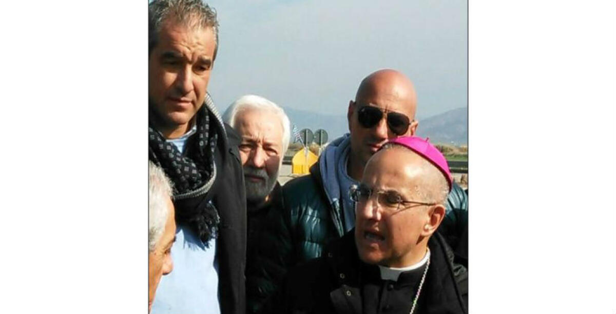 Il vescovo Gisana ancora ai presidi, prosegue la protesta dell'indotto Eni: da domani nuove azioni - 