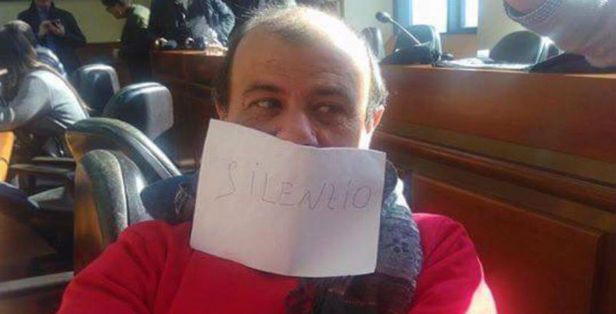 Il consiglio bacchetta governo ed Eni, a Roma vanno anche gli operai e Casano invita al "silenzio" - 