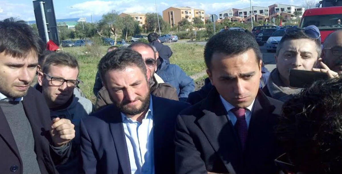 Il caso Eni conferma il divorzio tra Messinese e i consiglieri grillini: "Persevera negli errori del passato" - Il ministro Di Maio con i lavoratori dell'indotto durante le proteste di quattro anni fa