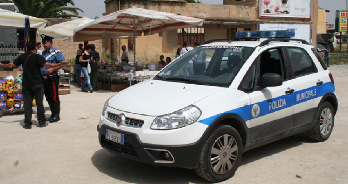 Totalmente abusivo e senza licenze, sequestrati un furgone e una Mercedes: denunciato l'ambulante - 