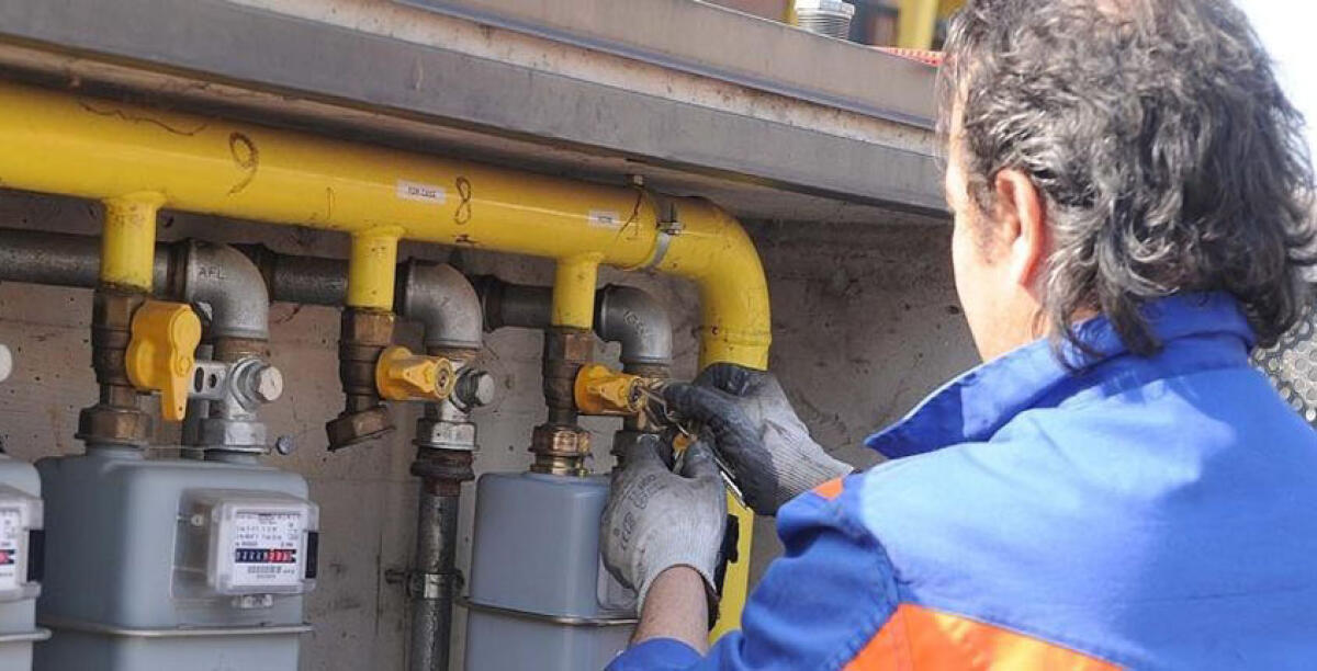 Attimi di paura in via Damaggio, automobilista investe torretta gas metano  e scappa - 