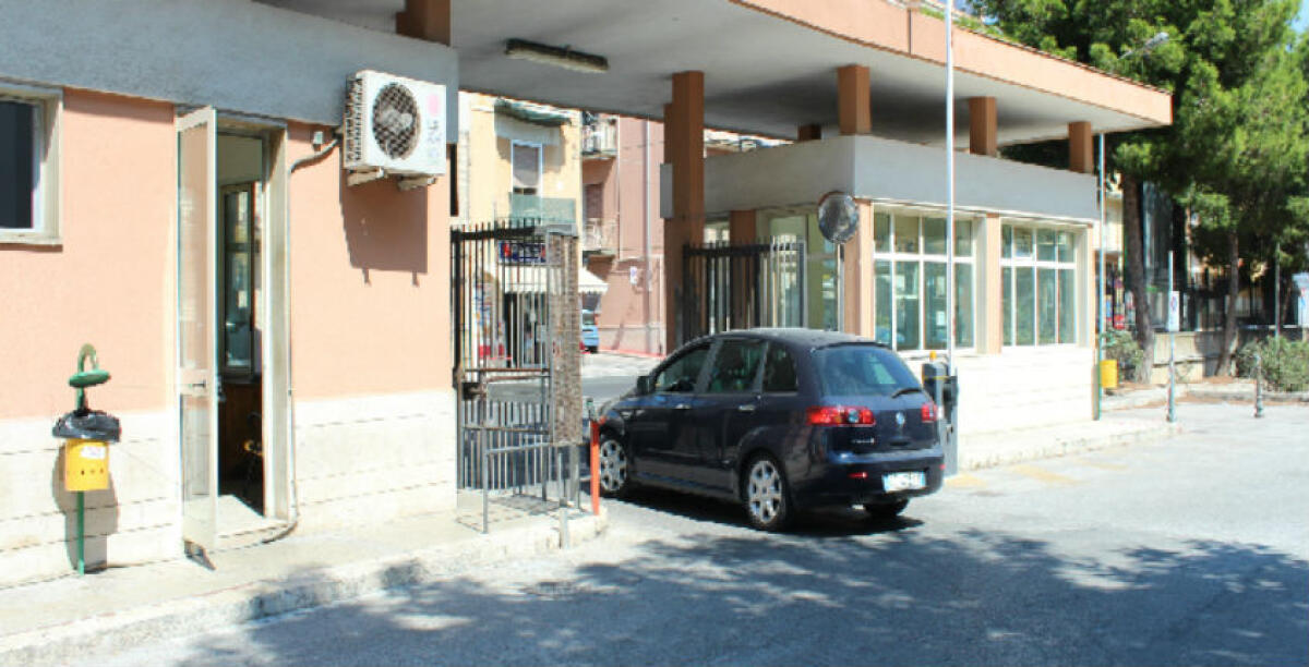 Un'auto contro la sbarra d'accesso del Vittorio Emanuele, da tempo i dirigenti cercano soluzioni - Foto d'archivio.
