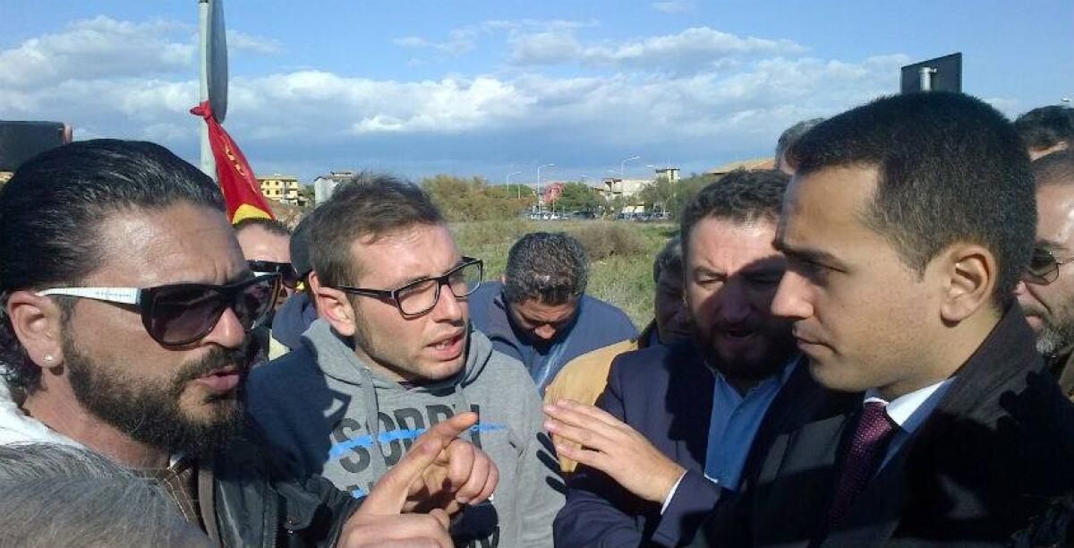 La rabbia degli operai in protesta: l'arrivo di Luigi Di Maio - 