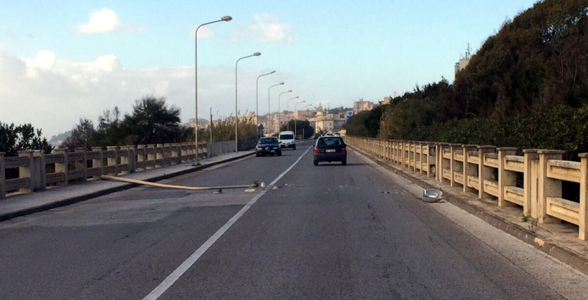Cede un palo dell'illuminazione in via Mare, paura tra gli automobilisti - 
