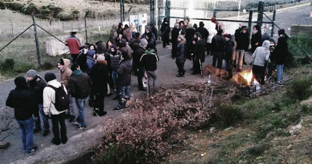 Gli operai davanti all'impianto d'imbottigliamento, ancora proteste: sale la tensione anche nel diretto - 