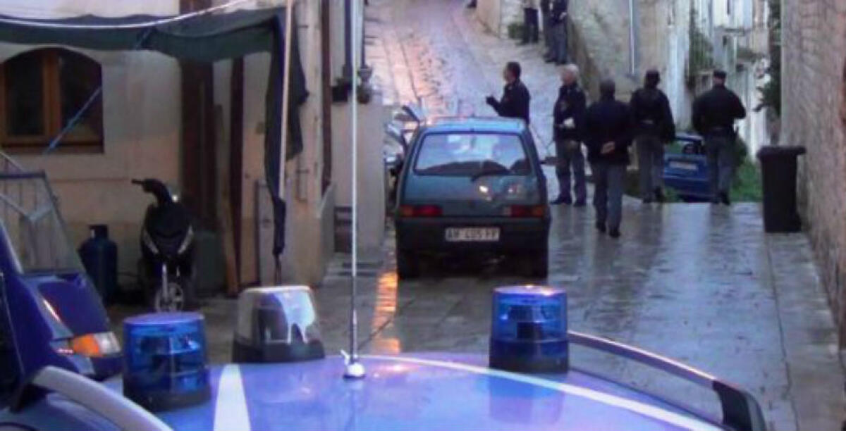 Picchia i poliziotti durante un controllo, arrestato un pregiudicato: rimane ai domiciliari - 