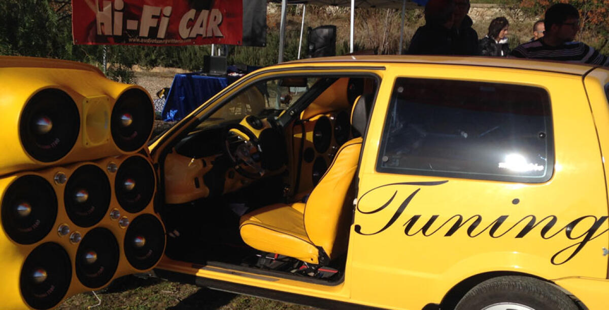 Gli appassionati di car tuning hanno affollato Montelungo al primo autoraduno del golfo - 