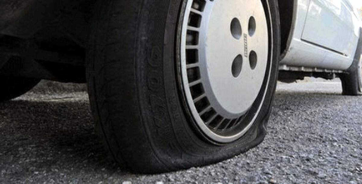 Capodanno con sorpresa, decine di pneumatici tagliati all'uscita di una discoteca - 