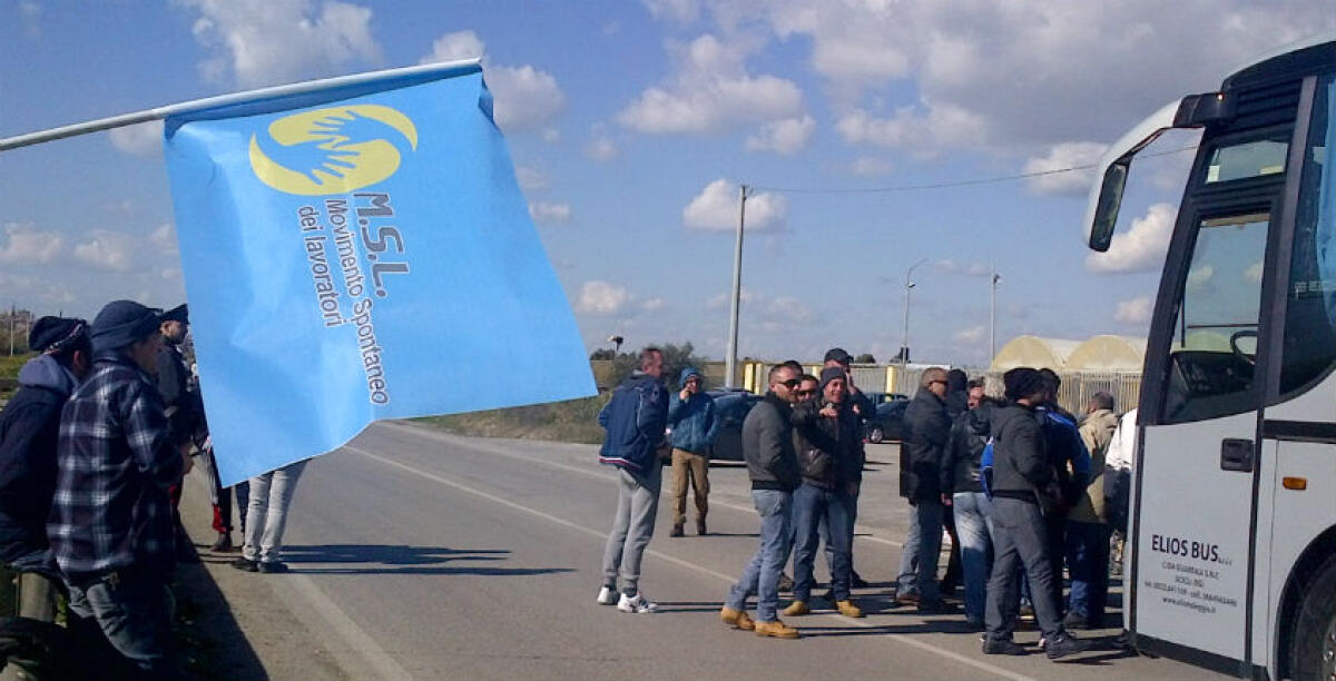 La protesta dell'indotto anche sulla Gela-Vittoria, "chiediamo il lavoro e non gli ammortizzatori sociali" - 