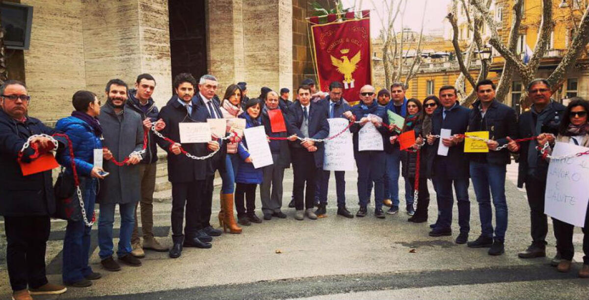 In catene davanti al ministero, la protesta dei consiglieri arrivati a Roma: con loro ci sono gli operai - 