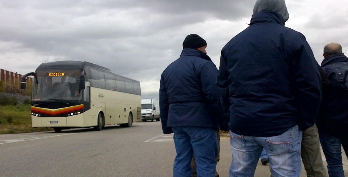 Il Pd scrive a Renzi sull'Eni e l'aula boccia tutto: "Strappate le tessere del vostro partito!" - 