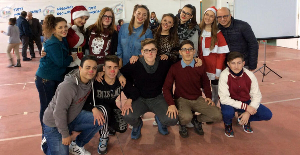 Tombola di beneficenza all'Aias, pranzo con pazienti e vescovo - 