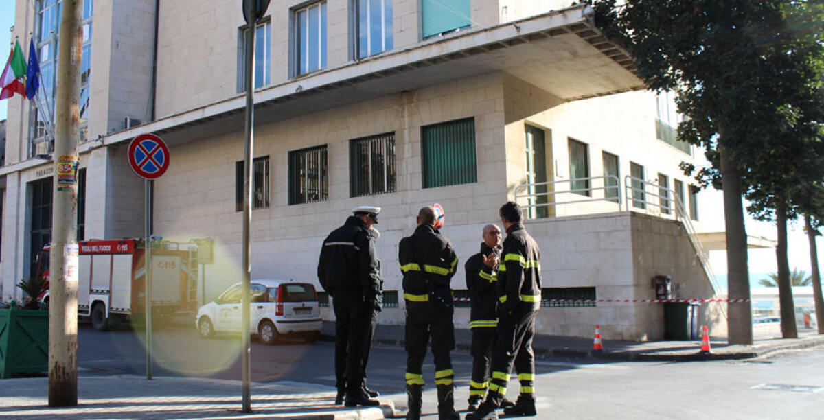 Palazzo di città perde pezzi, accesso interdetto per crollo di calcinacci - 